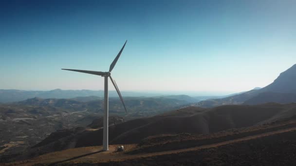 Gerador Elétrico Turbina Eólica Girando Topo Montanha Contra Céu Azul — Vídeo de Stock