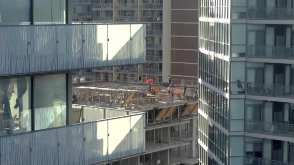 Trabalhadores Topo Edifício Canteiro Obras — Vídeo de Stock