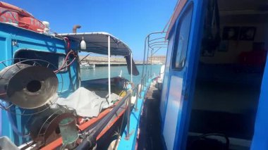 Heraklio Greek limanında geleneksel balıkçı teknesi