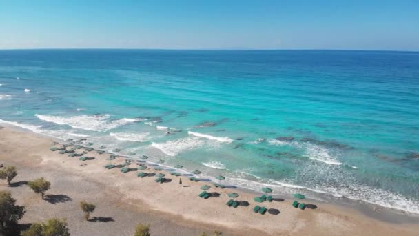 Vzdušný Výhled Lehátka Slunečníky Uspořádané Pláži Moře Během Slunečného Dne — Stock video