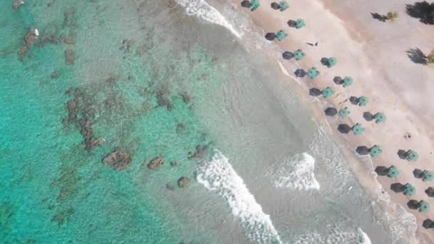 Αεροφωτογραφία Του Καταστρώματος Καρέκλες Και Ομπρέλες Που Διοργανώνονται Στην Παραλία — Αρχείο Βίντεο