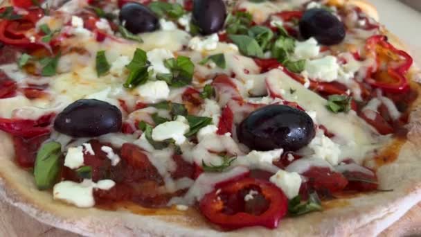 新鲜的自制橄榄披萨 — 图库视频影像