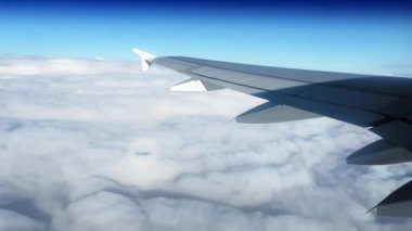 Uçaktan kalkan uçağın görüntüsü.