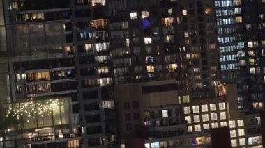 Toronto 'da gece görüşünde modern yüksek binalar