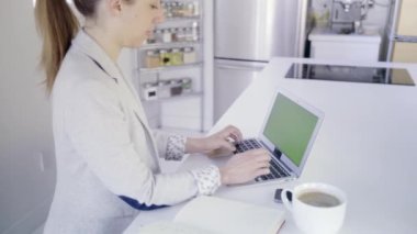 Modern evde dijital tabletli beyaz kadın var.