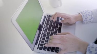 Modern evde dijital tabletli beyaz kadın var.
