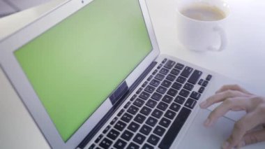 Modern evde dijital tableti ve kahvesi olan beyaz bir kadın.