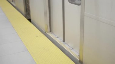 Metro treni istasyondan gelip gidiyor.