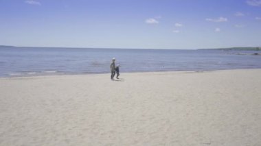 Kadınlar ve çocuklar yazın plajda dinleniyorlar. 