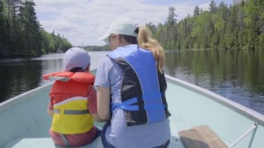  Anne ve oğlu yazın Ontario, Kanada 'da balıkçı teknesinde.
