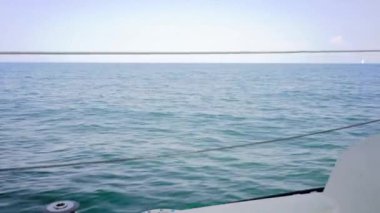 Yat gökyüzüne karşı denizde süzülüyor