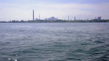 Yat gökyüzüne karşı denizde süzülüyor