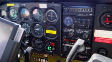 Kontrol paneli olan bir uçak pilotunun içinde.