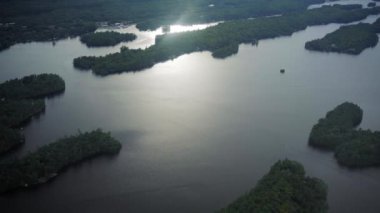 Yazın Kanada 'da Ontario üzerinde uçuyor