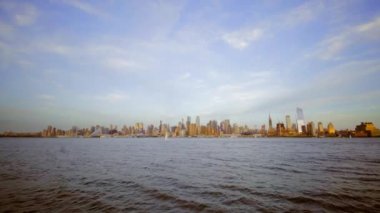 Kasvetli havalarda nehirden şehire bakışı