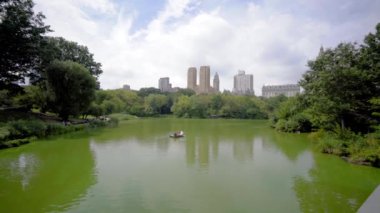  Yazın New York 'ta Central Park' ta çekilmiş bir video.