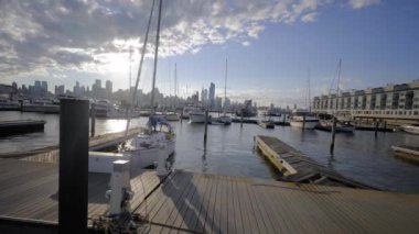 Yazın limanda gökyüzüne karşı yatlar