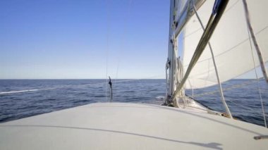 Yat gökyüzüne karşı denizde süzülüyor