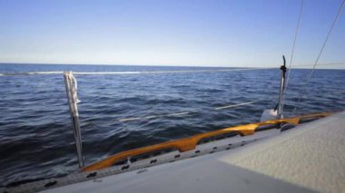 Yat gökyüzüne karşı denizde süzülüyor