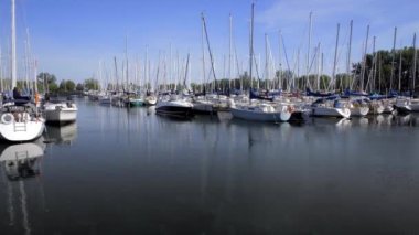 Yazın limanda gökyüzüne karşı yatlar