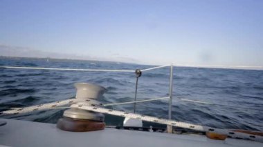 Yat gökyüzüne karşı denizde süzülüyor