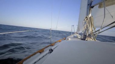 Yat gökyüzüne karşı denizde süzülüyor