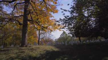 Arlington Mezarlığı, sonbaharda doğa arka planında