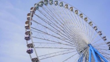 Gökyüzünde dönme dolap ve mavi gökyüzü