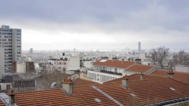 Arka planda kış boyunca Paris manzarası