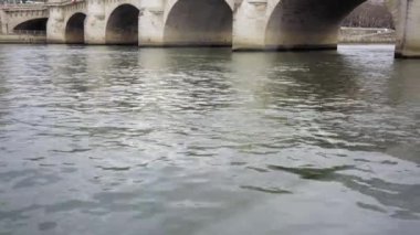 Arka planda kış boyunca Paris manzarası