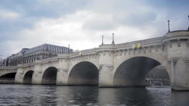 Arka planda kış boyunca Paris manzarası