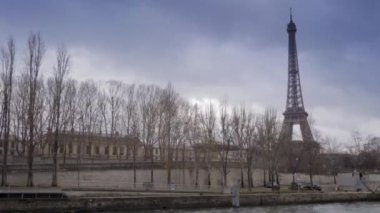 Arka planda kış boyunca Paris manzarası