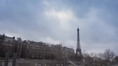 Arka planda kış boyunca Paris manzarası