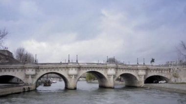 Arka planda kış boyunca Paris manzarası