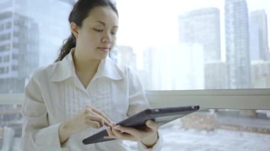 Asyalı kadın evde dijital tablet kullanma