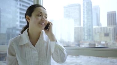Asyalı kadın cep telefonu evde kullanma