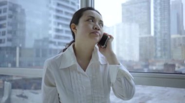 Asyalı kadın cep telefonu evde kullanma