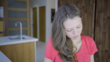 Modern evde kafkas kadın akıllı telefon ve kahveyle