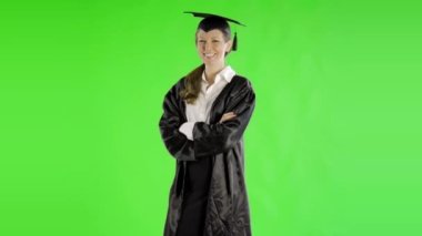 Mezuniyet cüppeli beyaz kadın yeşil ekranda