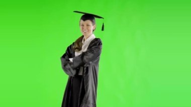 Mezuniyet cüppeli beyaz kadın yeşil ekranda