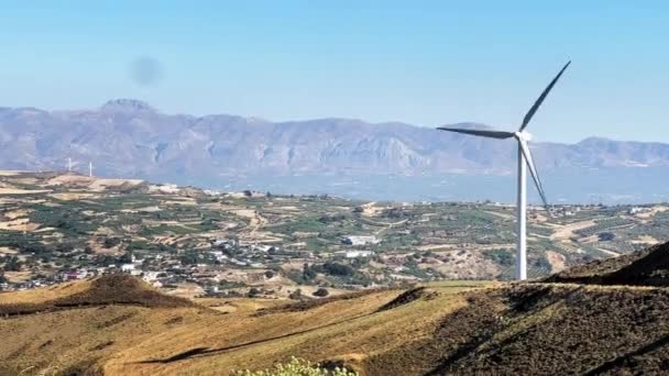 Generación Eléctrica Turbina Eólica Girando Cima Montaña Contra Cielo Azul — Vídeos de Stock