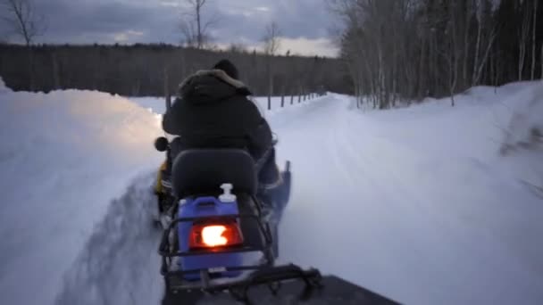 Homem Montando Snowmobile Inverno Ontário — Vídeo de Stock