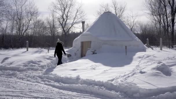 Γυναίκα Κοντά Στο Χιόνι Γιούρτ Σπίτι Χειμώνα — Αρχείο Βίντεο