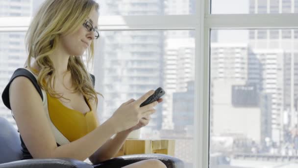 Mladý Blondýnka Businesswoman Smskování Mobilní Telefon — Stock video