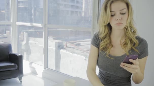 Mladá Blondýnka Žena Textování Mobilním Telefonu Pití Kávy — Stock video