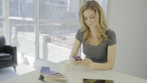 Mladá Blondýnka Žena Textování Mobilním Telefonu Doma — Stock video