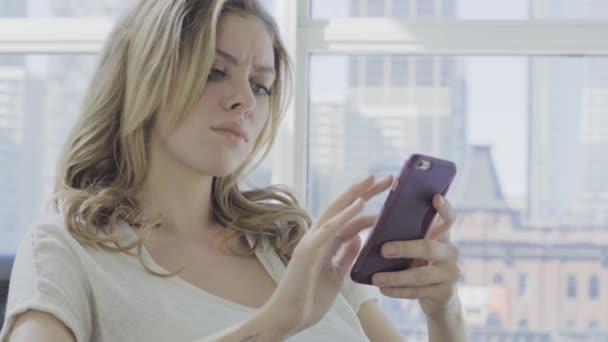 Jeune Femme Blonde Textos Sur Téléphone Mobile Maison — Video