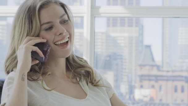 Mladý Blondýnka Žena Mluví Mobilním Telefonu — Stock video