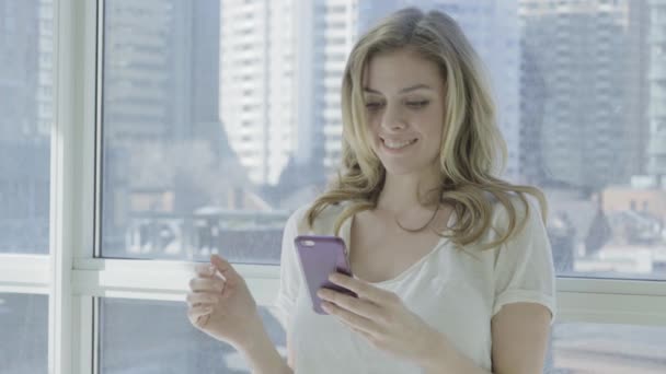 Jeune Femme Blonde Textos Sur Téléphone Mobile Maison — Video