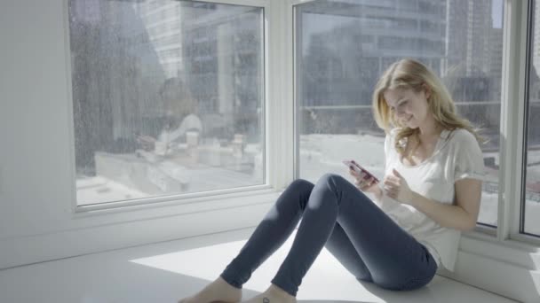 Mladá Blondýnka Žena Sedí Podlaze Textové Zprávy Mobilním Telefonu — Stock video
